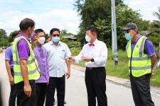 นายก อบจ.ตาก ลงพื้นที่ตรวจจุดติดตั้งเครื่องสูบน้ำและติดตามสถานการณ์การระบายน้ำ ในพื้นที่ตำบลหัวเดียด
