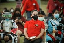 ภาพบรรยากาศพิธีเปิดโครงการกิจกรรมส่งเสริมการท่องเที่ยวจังหวัดตาก ประจำปีงบประมาณ พ.ศ. 2565 Tak Tourism Festival 2022 “ เที่ยวตากแสนสุขใจ ชมสวน ฟังเสียง เพลินแสง รับลมหนาว 9 อำเภอ ”