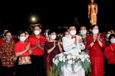 ภาพบรรยากาศพิธีเปิดโครงการกิจกรรมส่งเสริมการท่องเที่ยวจังหวัดตาก ประจำปีงบประมาณ พ.ศ. 2565 Tak Tourism Festival 2022 “ เที่ยวตากแสนสุขใจ ชมสวน ฟังเสียง เพลินแสง รับลมหนาว 9 อำเภอ ”