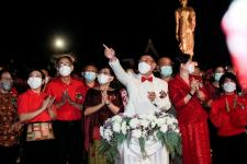 ภาพบรรยากาศพิธีเปิดโครงการกิจกรรมส่งเสริมการท่องเที่ยวจังหวัดตาก ประจำปีงบประมาณ พ.ศ. 2565 Tak Tourism Festival 2022 “ เที่ยวตากแสนสุขใจ ชมสวน ฟังเสียง เพลินแสง รับลมหนาว 9 อำเภอ ”