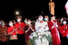 ภาพบรรยากาศพิธีเปิดโครงการกิจกรรมส่งเสริมการท่องเที่ยวจังหวัดตาก ประจำปีงบประมาณ พ.ศ. 2565 Tak Tourism Festival 2022 “ เที่ยวตากแสนสุขใจ ชมสวน ฟังเสียง เพลินแสง รับลมหนาว 9 อำเภอ ”