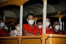 ภาพบรรยากาศพิธีเปิดโครงการกิจกรรมส่งเสริมการท่องเที่ยวจังหวัดตาก ประจำปีงบประมาณ พ.ศ. 2565 Tak Tourism Festival 2022 “ เที่ยวตากแสนสุขใจ ชมสวน ฟังเสียง เพลินแสง รับลมหนาว 9 อำเภอ ”