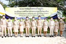 พระบาทสมเด็จพระเจ้าอยู่หัว ทรงโปรดเกล้าโปรดกระหม่อมให้ถวายภัตตาหารเพล และสิ่งของพระราชทานแด่ พระภิกษุสามเณรในการสอบบาลีสนามหลวง ครั้งที่ 1