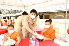 พระบาทสมเด็จพระเจ้าอยู่หัว ทรงโปรดเกล้าโปรดกระหม่อมให้ถวายภัตตาหารเพล และสิ่งของพระราชทานแด่ พระภิกษุสามเณรในการสอบบาลีสนามหลวง ครั้งที่ 1