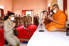 พระบาทสมเด็จพระเจ้าอยู่หัว ทรงโปรดเกล้าโปรดกระหม่อมให้ถวายภัตตาหารเพล และสิ่งของพระราชทานแด่ พระภิกษุสามเณรในการสอบบาลีสนามหลวง ครั้งที่ 1