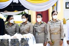 พระบาทสมเด็จพระเจ้าอยู่หัว ทรงโปรดเกล้าโปรดกระหม่อมให้ถวายภัตตาหารเพล และสิ่งของพระราชทานแด่ พระภิกษุสามเณรในการสอบบาลีสนามหลวง ครั้งที่ 1
