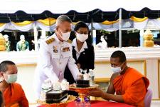 พระบาทสมเด็จพระเจ้าอยู่หัว ทรงโปรดเกล้าโปรดกระหม่อมให้ถวายภัตตาหารเพล และสิ่งของพระราชทานแด่ พระภิกษุสามเณรในการสอบบาลีสนามหลวง ครั้งที่ 1