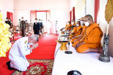 พระบาทสมเด็จพระเจ้าอยู่หัว ทรงโปรดเกล้าโปรดกระหม่อมให้ถวายภัตตาหารเพล และสิ่งของพระราชทานแด่ พระภิกษุสามเณรในการสอบบาลีสนามหลวง ครั้งที่ 1
