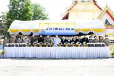 พระบาทสมเด็จพระเจ้าอยู่หัว ทรงโปรดเกล้าโปรดกระหม่อมให้ถวายภัตตาหารเพล และสิ่งของพระราชทานแด่ พระภิกษุสามเณรในการสอบบาลีสนามหลวง ครั้งที่ 1