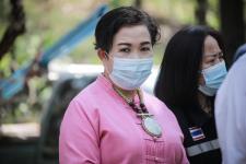 ได้มอบหมายให้ สำนักช่าง องค์การบริหารส่วนจังหวัดตาก นำเจ้าหน้าที่ ลงพื้นที่ร่วมดำเนินการ จัดเรียงหินกรวด ในบริเวณ ไม้กลายเป็นหิน ต้นที่ 1