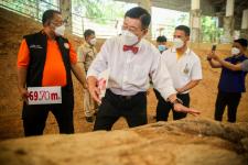 นายกองค์การบริหารส่วนจังหวัดตาก ในฐานะผู้อำนวยการอุทยานธรณีไม้กลายเป็นหินตาก พร้อมด้วยผู้บริหาร และหัวหน้าส่วนการงานองค์การบริหารส่วนจังหวัดตาก ร่วมเป็นสักขีพยานในการวัดความยาวของไม้กลายเป็นหินหลุมที่ 1 ร่วมกับกรมทรัพยากรธรณี ณ อุทยานแห่งชาติดอยสอยมาลัย-ไ