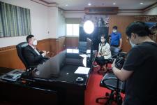 นายกองค์การบริหารส่วนจังหวัดตากให้สัมภาษณ์และบันทึกเทปวีดิทัศน์ เพื่อจัดทำสื่อเผยแพร่ประชาสัมพันธ์การบันทึกสถิติโลกไม้กลายเป็นหินที่ยาวที่สุดในโลกจาก Guinness World Records (GWR)