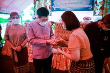 องค์การบริหารส่วนจังหวัดตาก ร่วมรดน้ำดำหัวและขอพร นายณัฐวุฒิ ทวีเกื้อกูลกิจ นายกองค์การบริหารส่วนจังหวัดตากและนางกฤตินี ทวีเกื้อกูลกิจ