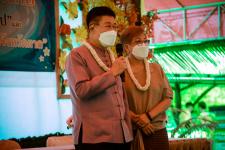 องค์การบริหารส่วนจังหวัดตาก ร่วมรดน้ำดำหัวและขอพร นายณัฐวุฒิ ทวีเกื้อกูลกิจ นายกองค์การบริหารส่วนจังหวัดตากและนางกฤตินี ทวีเกื้อกูลกิจ