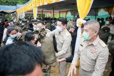 รองนายก อบจ.ตาก เข้าร่วมพิธีและร่วมต้อนรับประธานองคมนตรี และคณะ มอบสิ่งของพระราชทานในโครงการสืบสานพระราชปณิธาน แก่ราษฎรอำเภอท่าสองยาง จังหวัดตาก