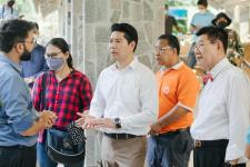 ต้อนรับ Mr.Swapnil Dangarkar ผู้แทนจาก Guinness World Records และทีมงาน เพื่อตรวจเยี่ยมการเตรียมความพร้อมการจัดงานบันทึกสถิติโลกไม้กลายเป็นหินที่ยาวที่สุดในโลก Guinness World Records