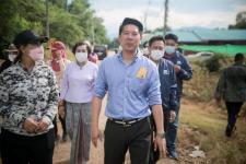 ว่าที่ ดร.ฑีฆะพล ทวีเกื้อกูลกิจ รองนายกองค์การบริหารส่วนจังหวัดตาก พร้อมด้วยคณะผู้บริหาร และเจ้าหน้าที่สำนักช่าง ลงพื้นที่ตรวจติดตามการแก้ปัญหาแม่น้ำวังล้นตลิ่ง กัดเซาะถนนขาด สายทางที่ ตก.ถ. 1-0014. บ้านวังไคร้ - บ้านสองแคว อำเภอสามเงา