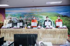 นายกองค์การบริหารส่วนจังหวัดตาก เข้าร่วมในพิธีลงนามความร่วมมือการรณรงค์ส่งเสริมการสวมหมวกนิรภัย 100 เปอร์เซ็นต์ ระหว่างจังหวัดตาก กับ หน่วยงานสังกัดกระทรวงต่างๆ จำนวน 22 หน่วยงาน
