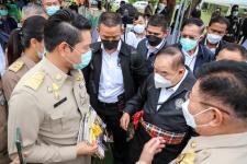ายกองค์การบริหารส่วนจังหวัดตาก พร้อมด้วย ว่าที่ ดร.ฑีฆะพล ทวีเกื้อกูลกิจ รองนายกองค์การบริหารส่วนจังหวัดตาก ร่วมต้อนรับ พลเอกประวิตร วงษ์สุวรรณ รองนายกรัฐมนตรี และคณะ 