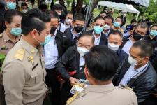 ายกองค์การบริหารส่วนจังหวัดตาก พร้อมด้วย ว่าที่ ดร.ฑีฆะพล ทวีเกื้อกูลกิจ รองนายกองค์การบริหารส่วนจังหวัดตาก ร่วมต้อนรับ พลเอกประวิตร วงษ์สุวรรณ รองนายกรัฐมนตรี และคณะ 