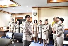 คณะผู้บริหาร หัวหน้าส่วนราชการ และเจ้าหน้าที่ สังกัดองค์การบริหารส่วนจังหวัดตาก เข้ามอบช่อดอกไม้แสดงความยินดีและต้อนรับ พ.อ.อ. ณัฐวุฒิ สุวรรณรัตน์ เนื่องในโอกาสย้ายมาดำรงตำแหน่งปลัดองค์การบริหารส่วนจังหวัดตาก