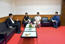 นางสาวณัตฑิตา พรมจวง หัวหน้าอุทยานแห่งชาติดอยสอยมาลัย-ไม้กลายเป็นหิน พร้อมด้วยเจ้าหน้าที่ เข้าพบ นายณัฐวุฒิ ทวีเกื้อกูลกิจ นายกองค์การบริหารส่วนจังหวัดตาก