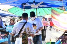 ฝ่ายประชาสัมพันธ์ อบจ.ตาก เดินลุยตลาดนัดวังประจบ อ.เมือง จ.ตาก 