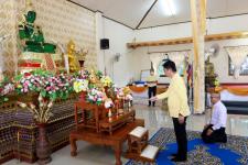 อบจ. ร่วมพิธีเจริญพระพุทธมนต์เฉลิมพระเกียรติถวายพระพรชัยมงคลแด่ พระบาทสมเด็จพระเจ้าอยู่หัวและพระบรมวงศานุวงศ์